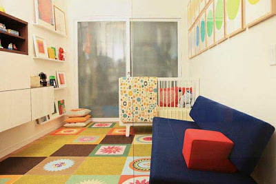 habitación para bebé mucho color