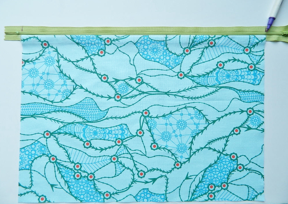 installing zipper closure in a pillow cover {tutorial}