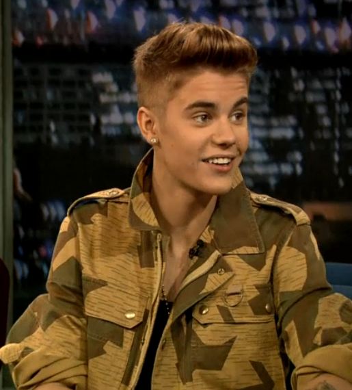 Justin Bieber Makes Out With A Manikin InfoStar Celebrity: VIDEO: Justin Bieber Makes Out With a Mannequin