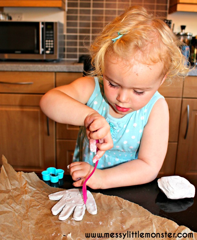 DIY clay handprint bowl keepsake. An easy kids craft using air dry clay. This ring dish is a great kid made gift idea from toddlers and preschoolers that is perfect for Mother's Day, Fathers Day or Christmas.