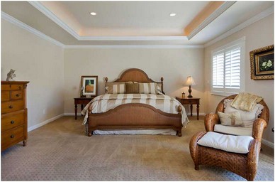 Traditionelle-beige-Schlafzimmer-Ideen-mit-streifen-Bettwäsche-Und-braune-Möbel