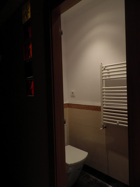 Un cuarto oscuro se convierte en el baño de protocolo así dará paso a una suite en el dormitorio principal