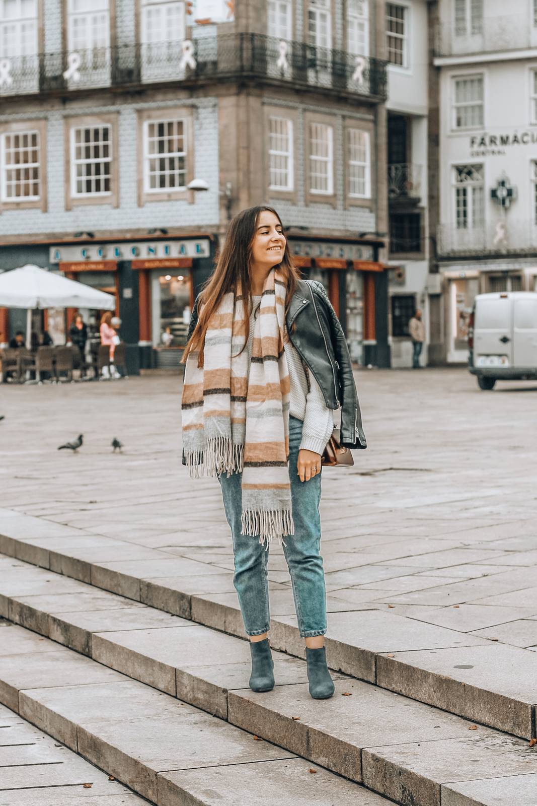 outfit_mom_jeans_blue_boots_xxl_scarf