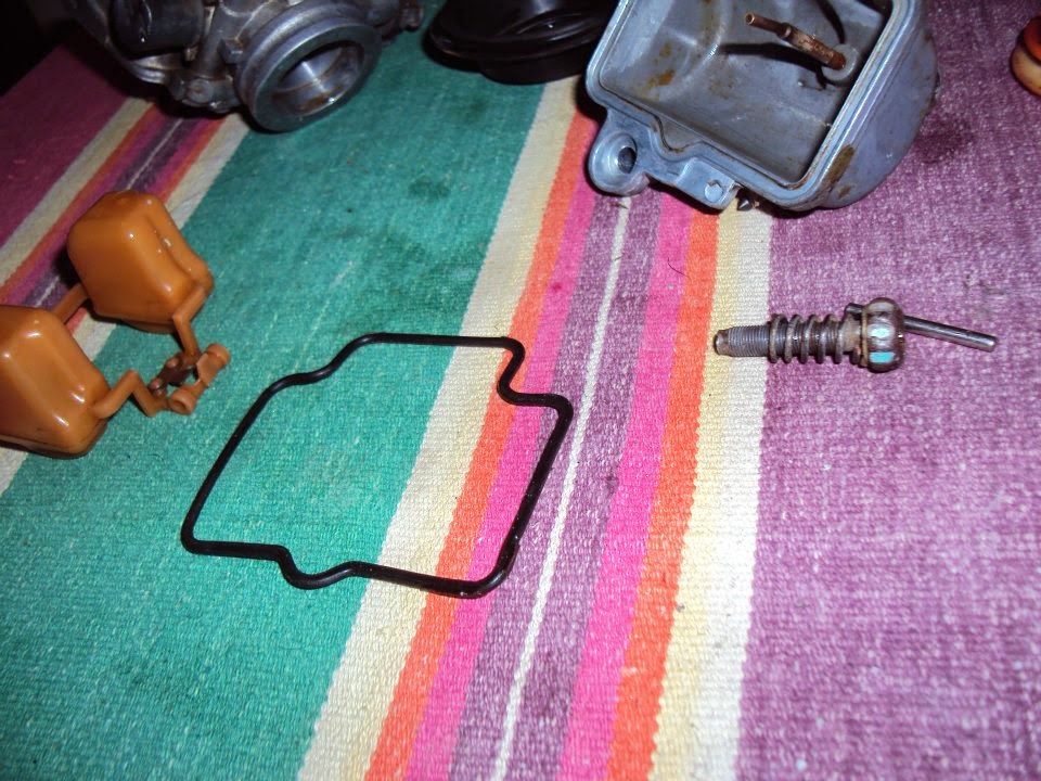 Twisted Throttle Bikes Mikuni BS26 Carburetor Disassembled