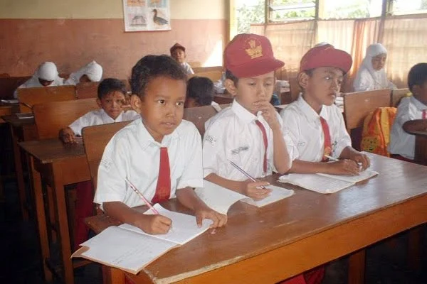 Penambahan jam belajar di sekolah diharapkan menjadi solusi efektif.