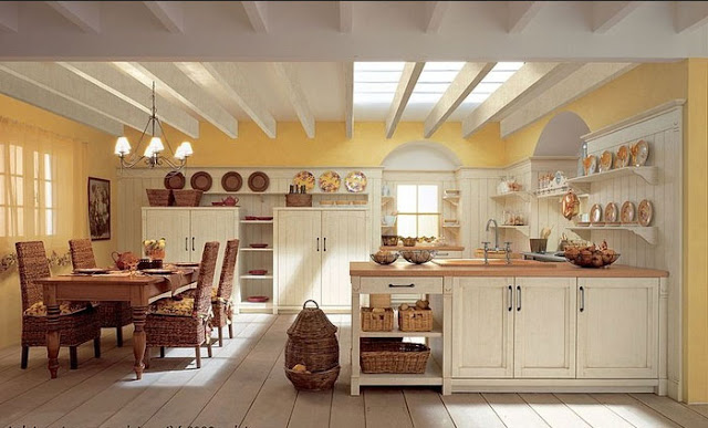 Traditionelles-englisches-Küche-design-mit-offene-Essbereich-in-weiß-gelb-Farben-Deko
