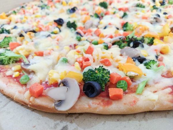 家樂福18吋現烤義式披薩只要299元，素食綠野青蔬披薩經濟實惠