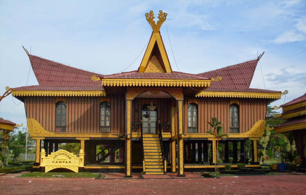 Keberagaman arsitektur hunian atau rumah berbagai suku di wilayah kepulauan nusantara pada 35 Rumah Adat di Indonesia + Gambar dan Pembahasan Lengkapnya 1/5