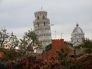 ピサの城壁から見る斜塔