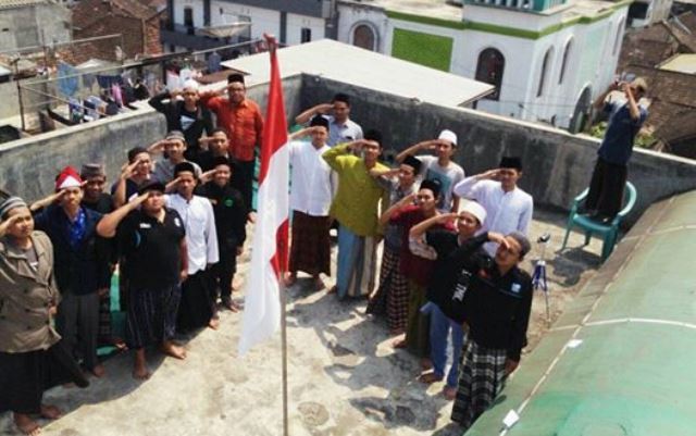 Mbah Bisri Syansuri dan Para Kiai Jombang Menjawab Soal Hukum Hormat Bendera Merah Putih