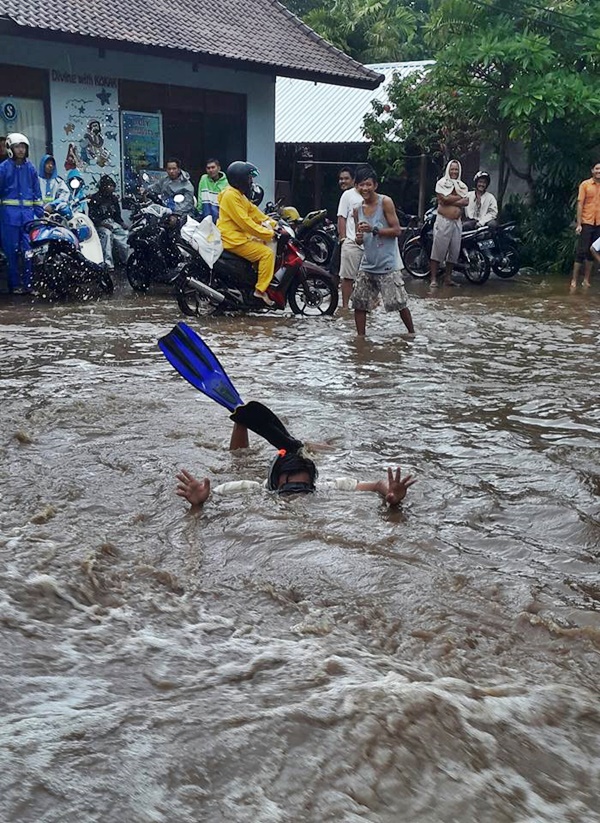 Hujan Seharian, Membuat Banjir dan Tempat Snorkling Baru di Pemuteran