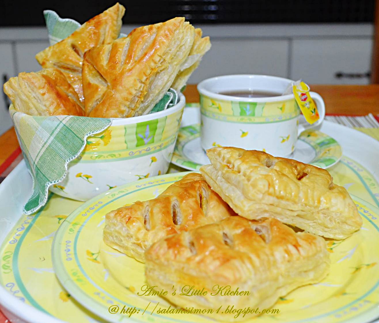 AMIE'S LITTLE KITCHEN: Puff Pastry Inti Kari Ayam & Kentang