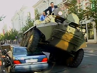 Prefeito Lituania esmagando Mercedes com Tanque