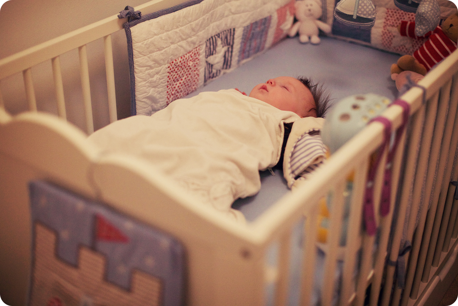 Можно новорожденному спать на подушке. Младенец в кроватке. Укладывание в кроватку новорожденному. Кроватка для новорожденного. Новорожденный ребенок в кроватке.