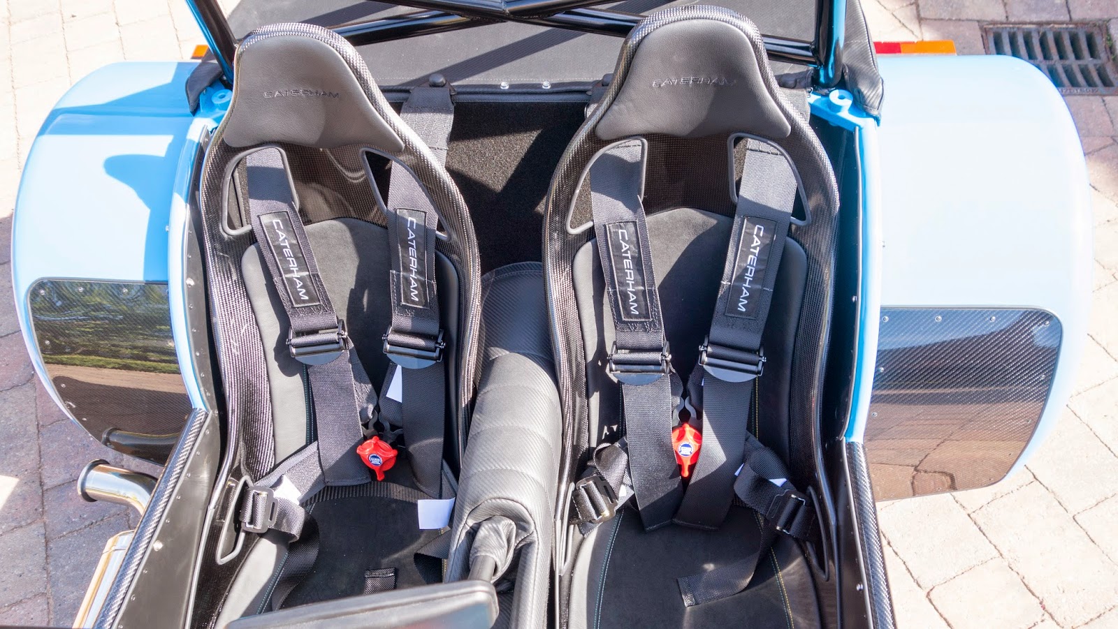 The 620R seats and harnesses - they really look amazing.