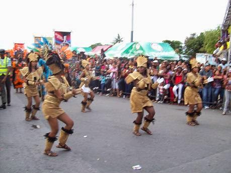 BARAHONA:Con gran entusiasmo se dio inicio al desfile del Carnaval Barahona 2015.‏ 