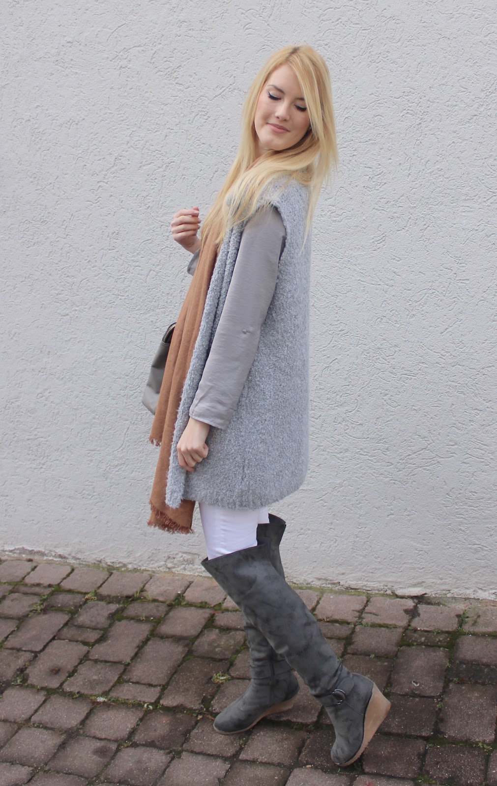 TheBlondeLion Outfit Beige Grau Neutral Shades Overknees http://theblondelion.blogspot.com/2015/02/how-to-style-10-neutral-shades.html