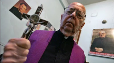 Πέθανε ο πιο διάσημος εξορκιστής του Βατικανού - Τα είχε «βάλει» με... 70.000 δαίμονες  