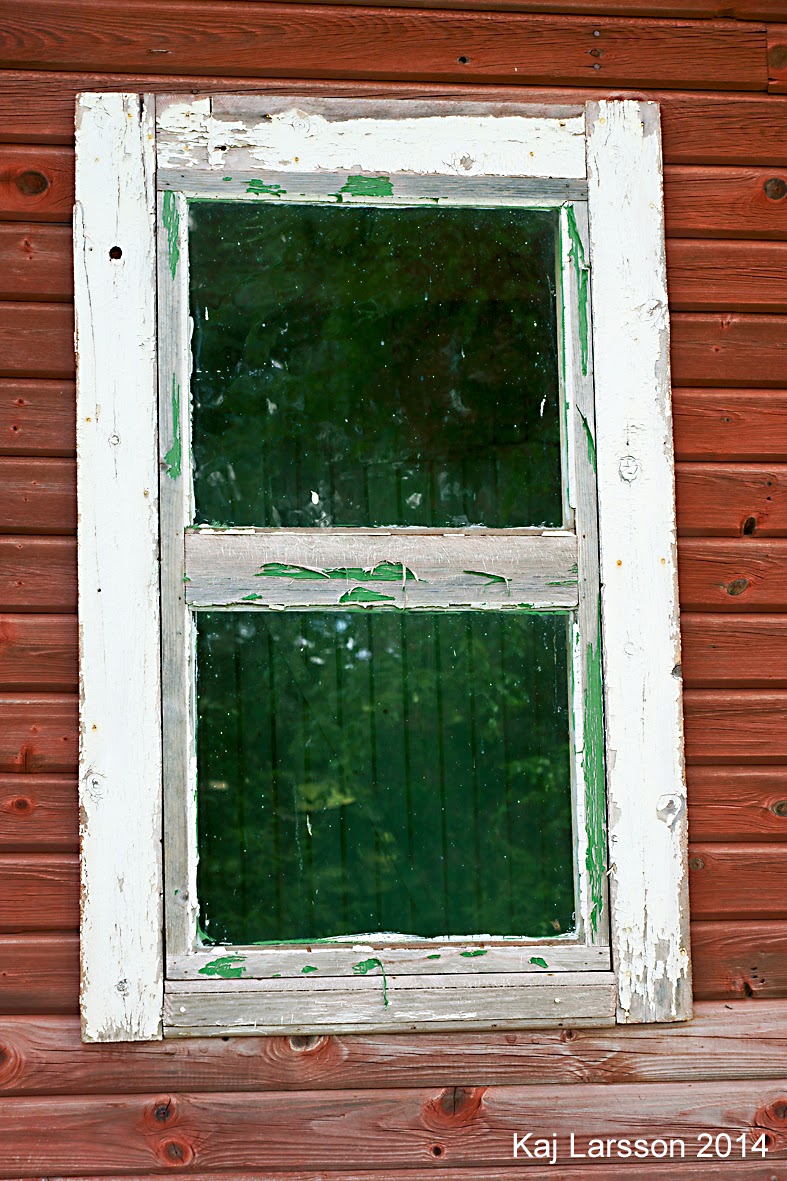 Glesbygdsbilder: ett litet rött övergivet fritidshus i norra ...