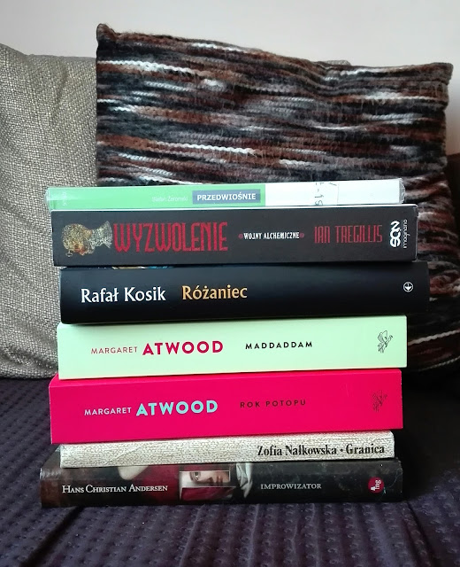 Stos książek: "Przedwiośnie" Żeromskiego, "Wyzwolenie" Tregillisa, "Różaniec" Kosika, "Rok potopu" oraz "Maddaddam" Atwood, "Granica" Nałkowskiej, "Improwizator" Andersena