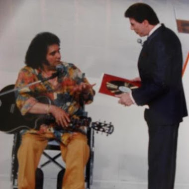 Barrerito recebendo disco de ouro das mãos do Silvio!!!