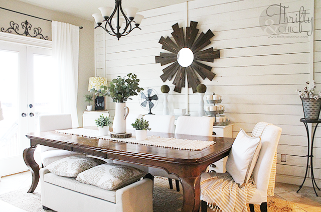 Farmhouse dining room decor and decorating ideas. Fixer upper style dining room. Shiplap dining room. Neutral and white dining room