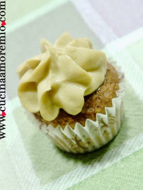  cupcake d'orzo e nocciole con frosting light allo sciroppo d’acero