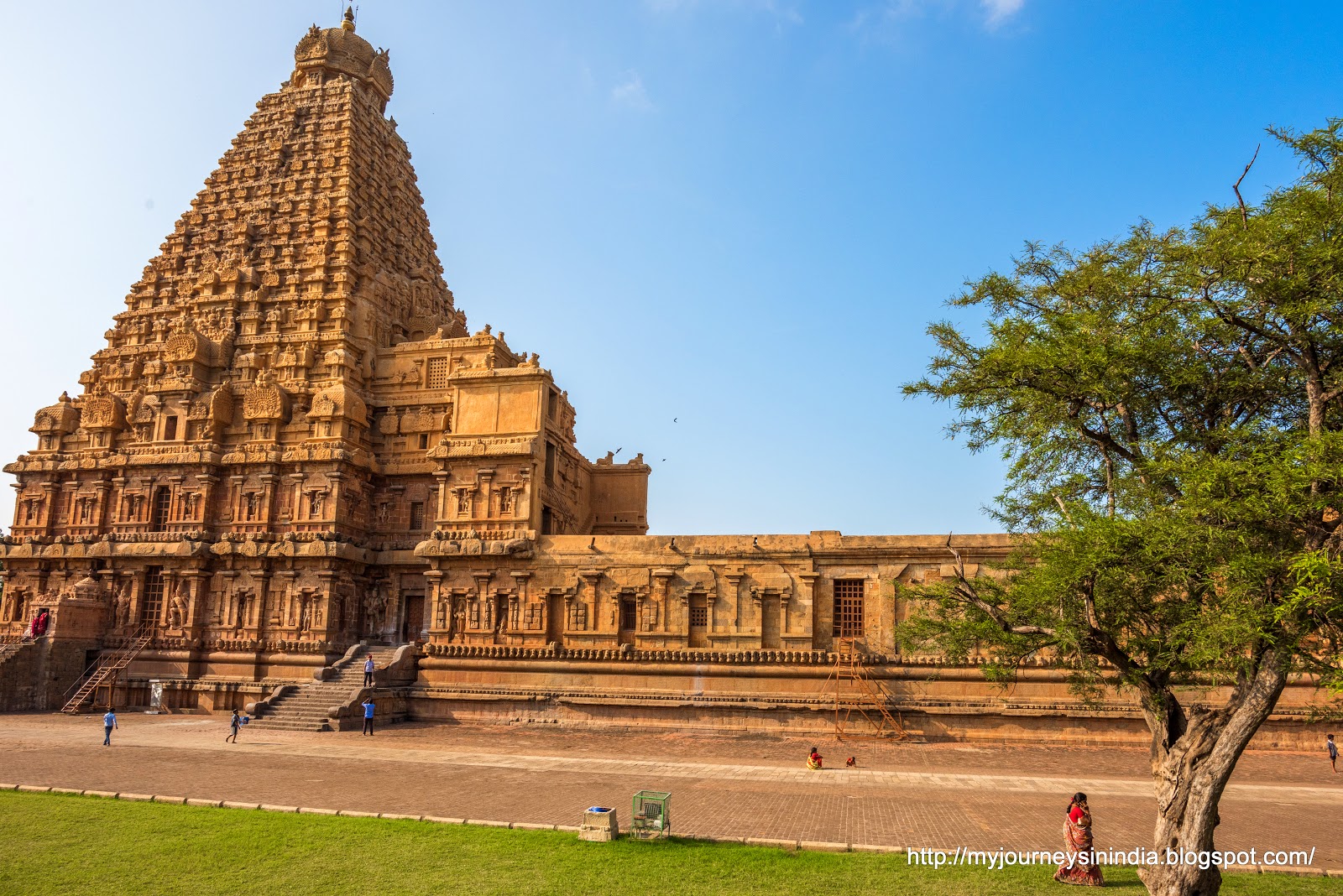  Thanjavur  Brihadeeswarar Temple Inner view jpg 1600 1068 