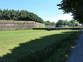 More than four kilometres of walls, upon which work began in 1513, surround the city of Lucca