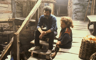 George Lucas y Warwick Davis en el set de Willow George Lucas y Warwick Davis en el set de Willow