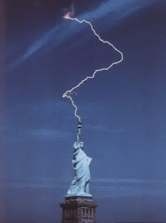 patung liberty tersambar petir
