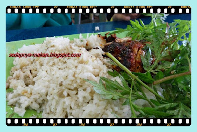 Nasi, Ayam bakar, kuah sup, ulam raja Nasi, Ayam bakar, kuah sup, ulam raja