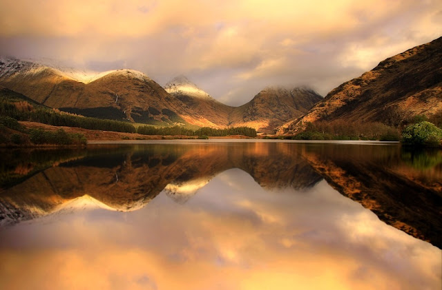Escocia, por  fotógrafo Roger Merrifield filmado reflexión en los lagos