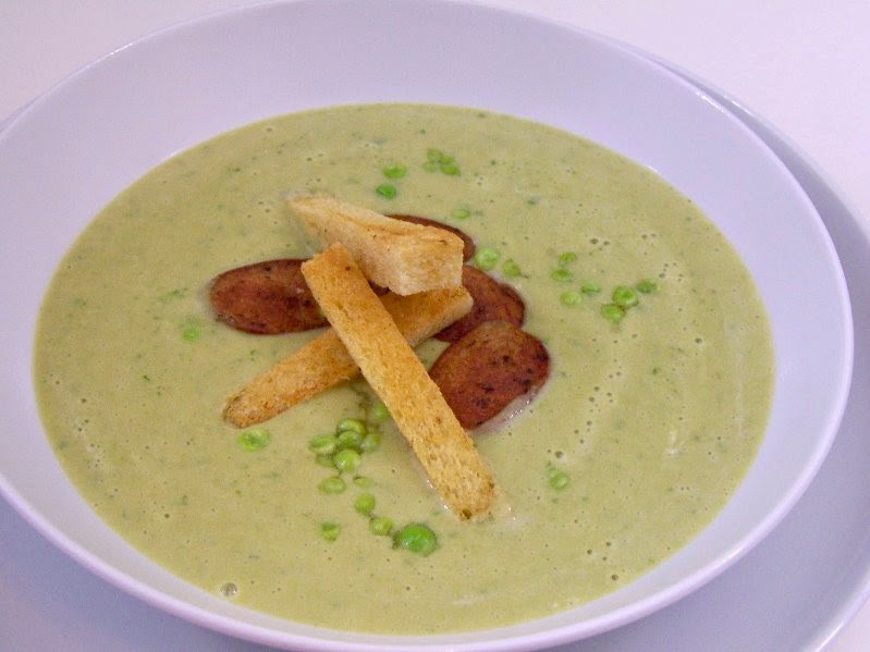 Sauerampfer-Suppe mit Croutons und Bratwurstchips - Recipesviva
