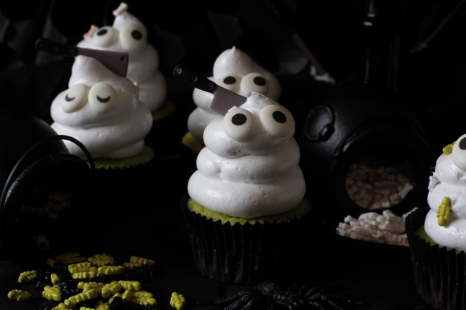 Brausepulver-Geister-Cupcakes mit Marshmallow-Frosting - Biskuitwerkstatt