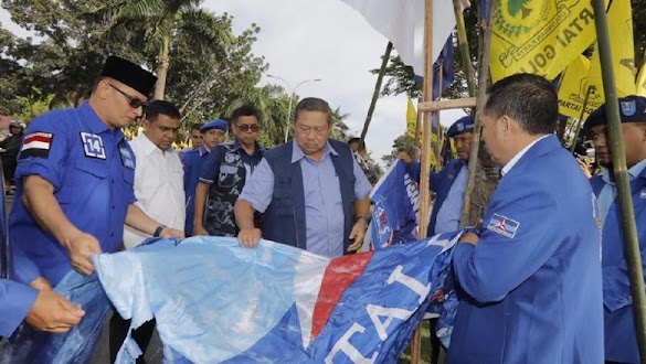 Baliho Dirusak, SBY: Makin Terang Siapa yang Mengarsiteki Baliho Dirusak, SBY: Makin Terang Siapa yang Mengarsiteki