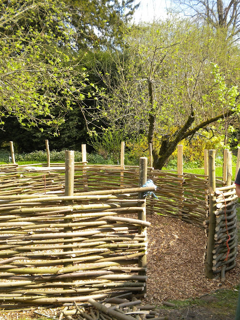via https://growinghealthbydesign.blogspot.com/p/willow-weaving.html