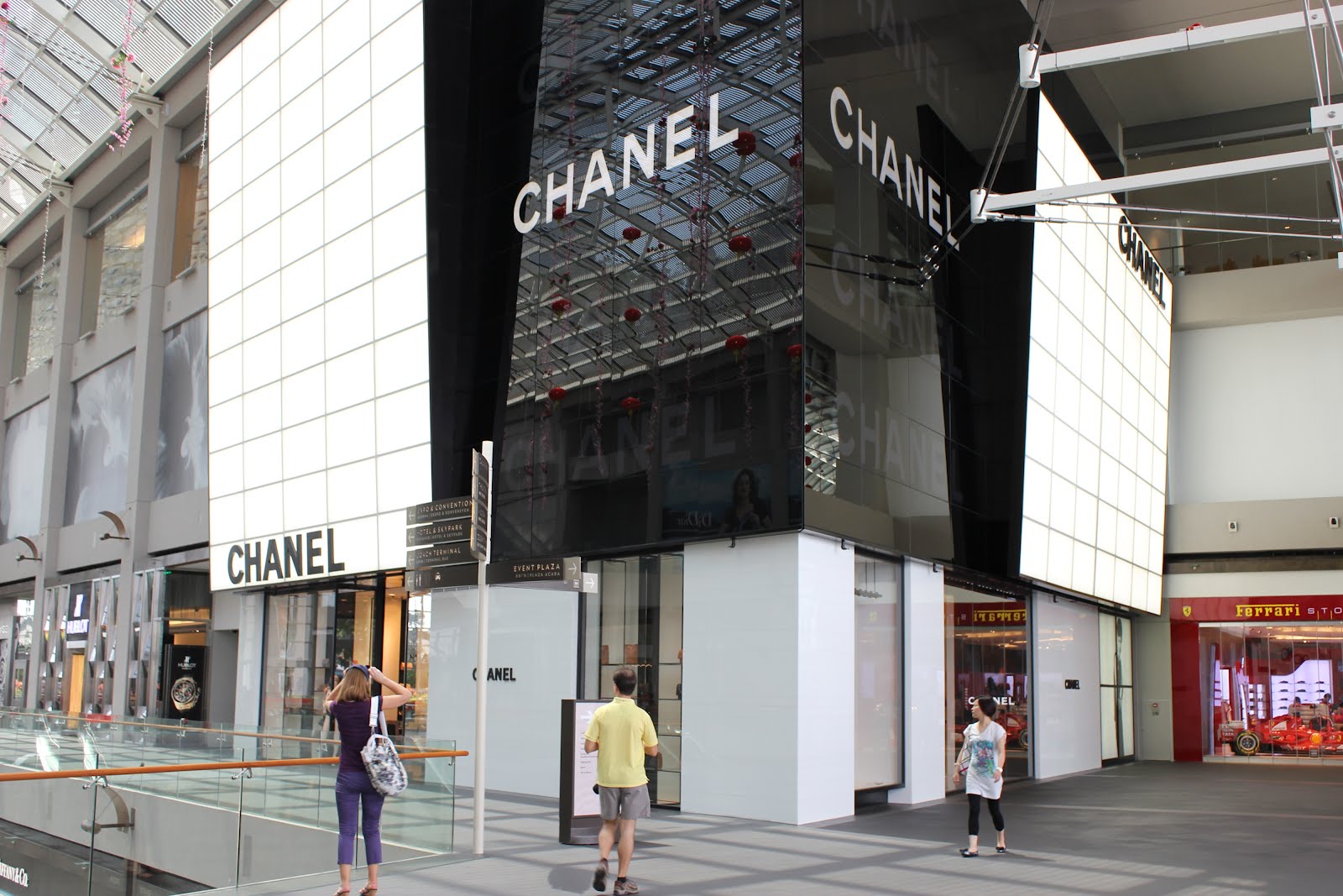 displayhunter: Chanel: The Shoppes at Marina Bay Sands, clear one