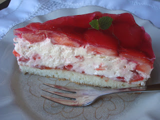Tort cu capsuni si crema de branza