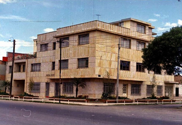Edificio Narváez, esquina del barrio Villemar, Fontibón, en junio de 1964. Calle 1 con segunda.