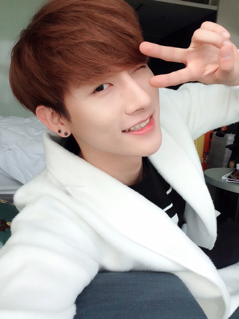 셀카 예쁘게 나오는 각을 제대로 아는 몬스타엑스 아이엠 | 인스티즈