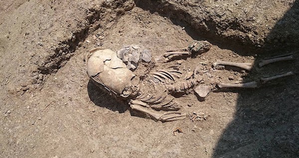 El esqueleto de un bebé "extraterrestre" es hallado en una necrópolis de Crimea El esqueleto de un bebé "extraterrestre" es hallado en una necrópolis de Crimea