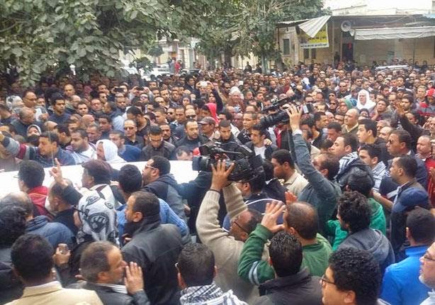 بالصور: الآلاف يُشيعون جنازة ''شيماء الصباغ'' بالإسكندرية