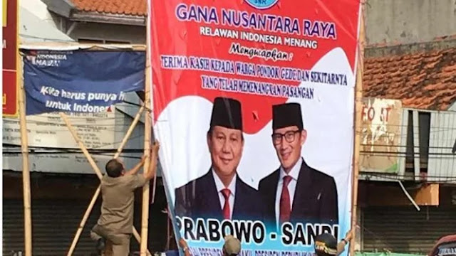 Tiga Baliho Ucapan Kemenangan Prabowo-Sandi di Bekasi Diturunkan