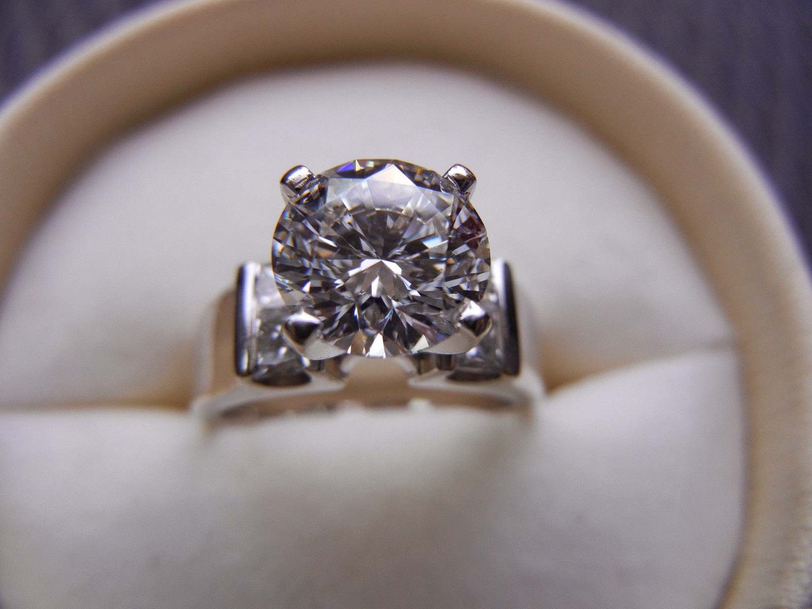 Кольца с бриллиантами first class diamonds. 2carat 540. Обручальное кольцо с бриллиантом 1 карат. Золотое кольцо с бриллиантом 3 карата. Кольцо с бриллиантом 20 карат.