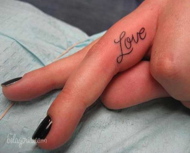 Un tatuaje en los dedos de una chica que dice love