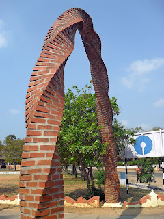арка в виде спирали из кирпичей