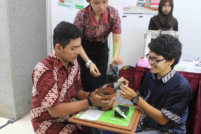 waOW ... Dahsyat Karya Anak Bangsa Ini, Inilah Pembuktian Tanaman Padi Dapat Menghasilkan Listrik 20160528114621 1 padi hasilkan listrik 002 dru