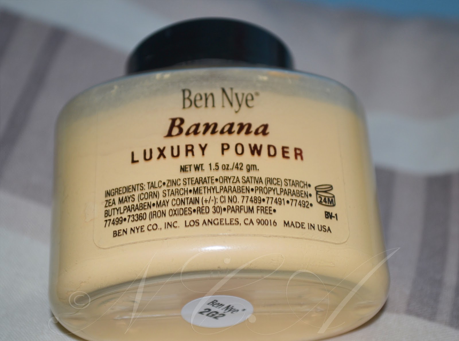 Pretty Little Lives Ben Nye Banana Powder Review