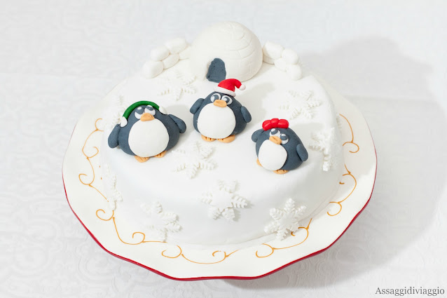 Fruit cake con decorazioni natalizie in pasta di zucchero